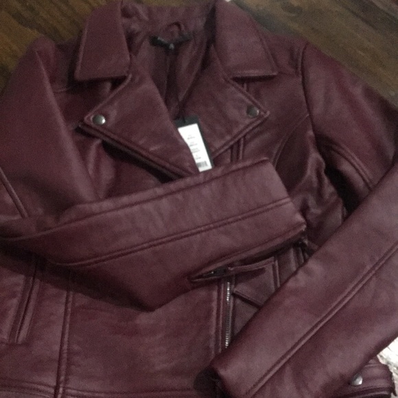 Beautiful maroon leather jacket - Picture 3 of 3